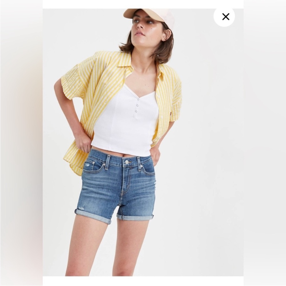 NWT Levi’s Mid Length Women’s Shorts. Medium Wash. Size 30.
